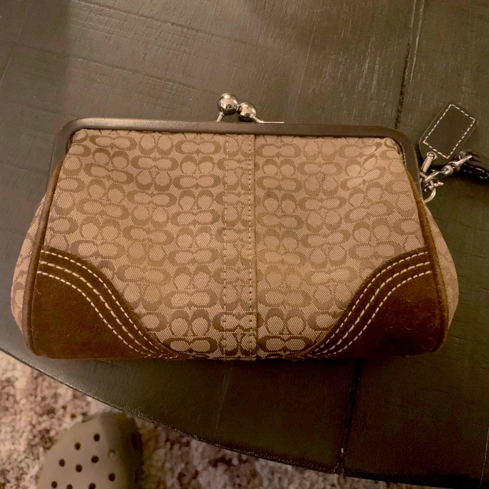 Coach Wristlet, outstanding condition. Classic carry all!